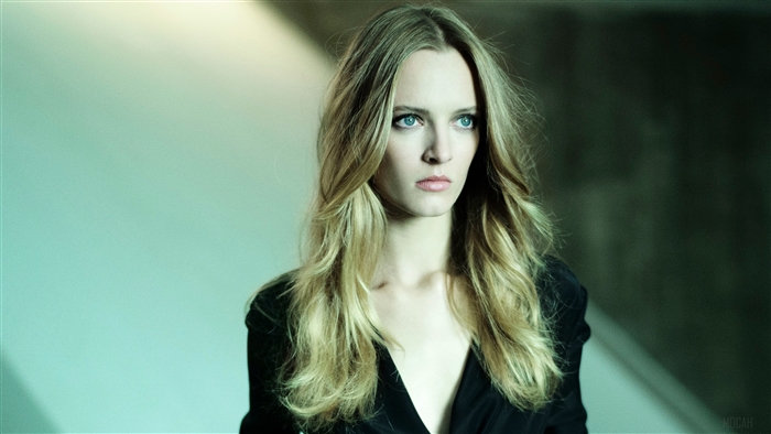 Woman in black dress, Alexandre Vauthier 4K