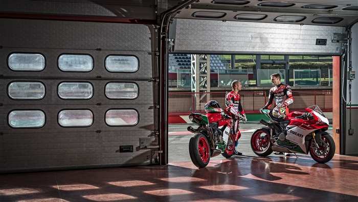 4K Ducati 1299 Panigale motorcycles and riders