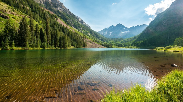 Maroon Bells lake and mountains