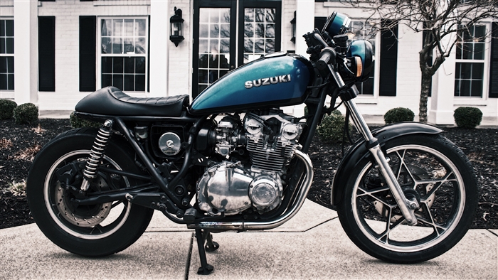 Suzuki motorcycle side view 4K