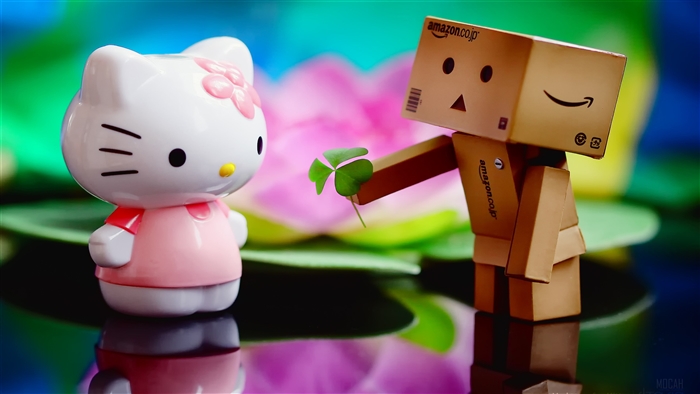 Hello Kitty and Danbo from Amazon.co.jp with a clover 4K