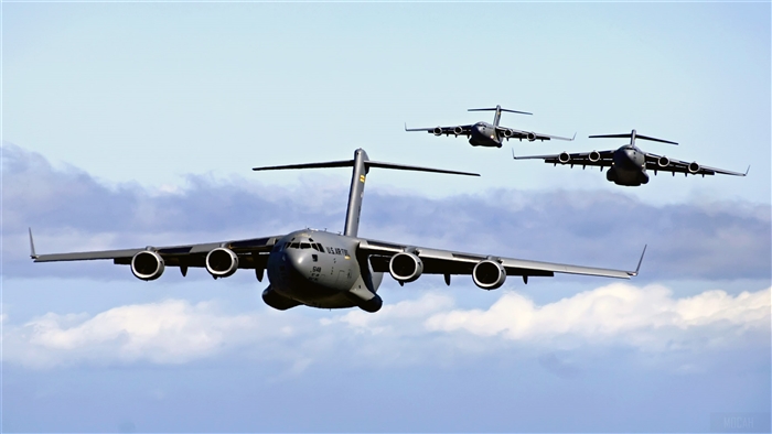 Three C-17 Globemaster IIIs in formation 4K