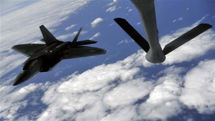 F-22 Raptor refueling in the sky 4K