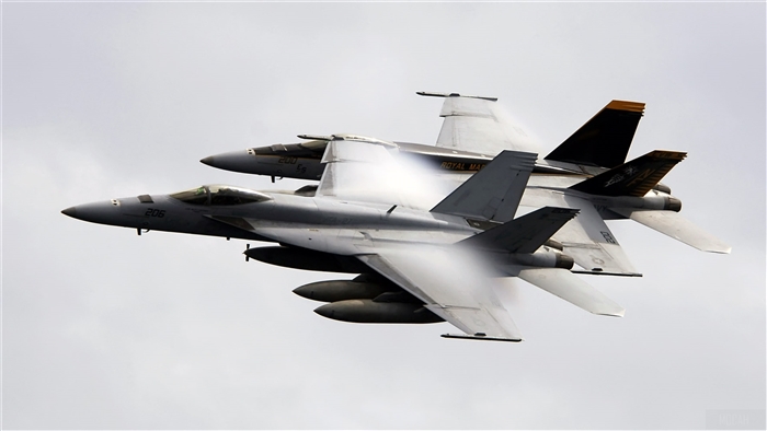 Two FA-18E Super Hornets in flight