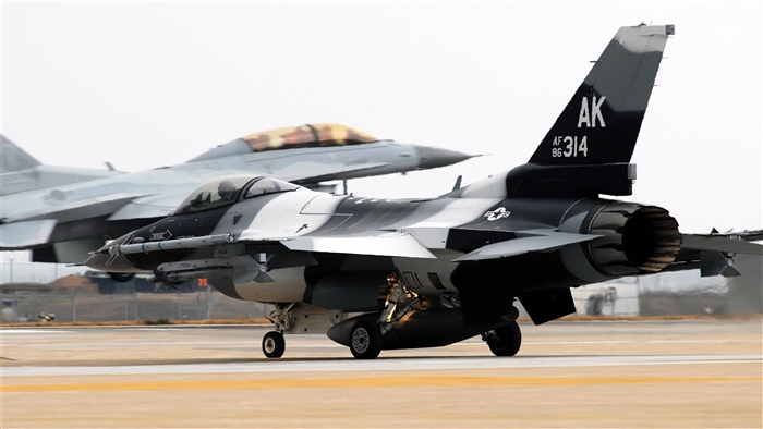 F-16 fighter jets on tarmac