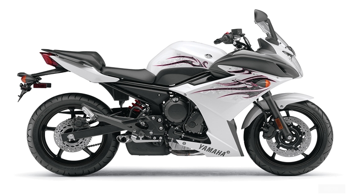 White Yamaha FZ6R 4K