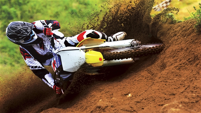 Suzuki Motocross Rider Leaning into Turn 4K