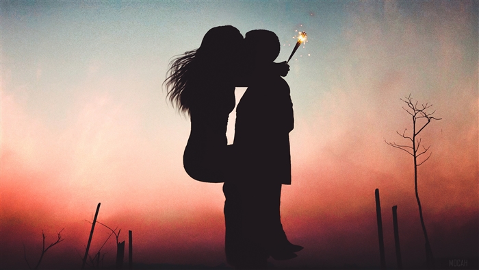 Couple kissing with sparkler at sunset 4K
