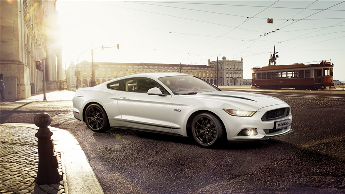 White Ford Mustang GT 5.0 Coupe 4K