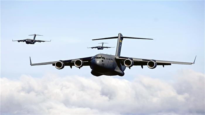 C-17 Globemaster IIIs in formation