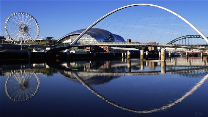 Gateshead Millennium Bridge and Tyne Bridge reflection 4K