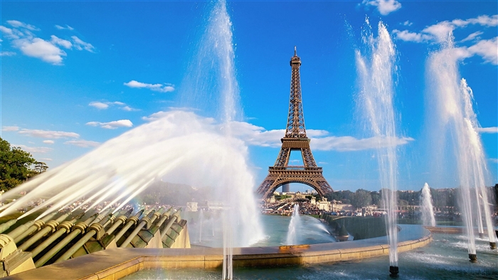 Eiffel Tower and Fountain in Paris 4K