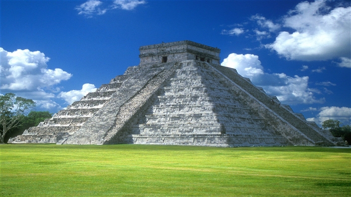 Chichen Itza Pyramid in Mexico 4K