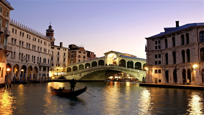 Rialto Bridge and Grand Canal in Venice, Italy 4K