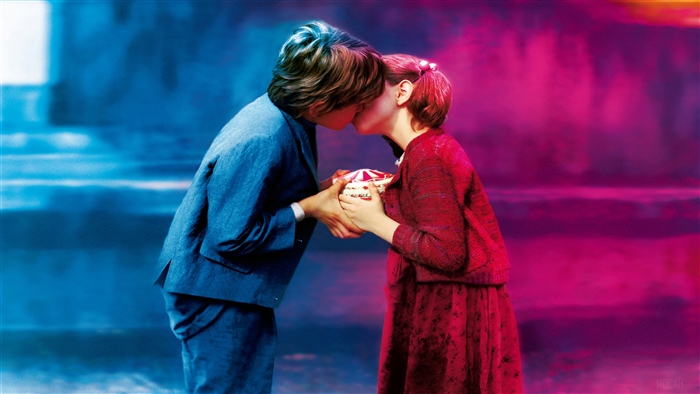Boy and Girl Kissing with Gift 4K