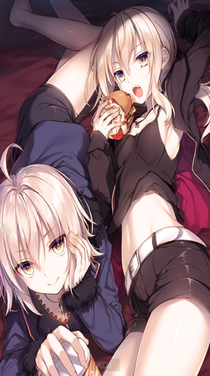 Saber Alter and friend eating a burger from Fate/Grand Order