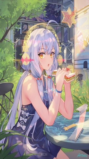 Xingchen Relaxing with Sandwich in Park