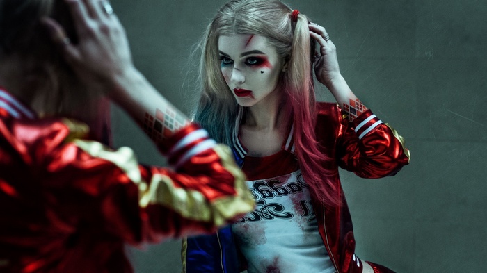 Harley Quinn from Suicide Squad looking in a mirror