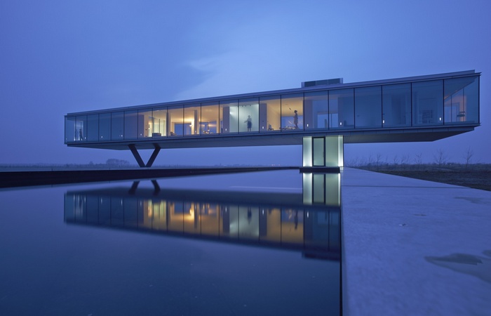 Villa Kogelhof by Paul de Ruiter with reflection in water