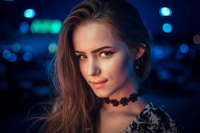 Woman with choker and eyeliner, portrait