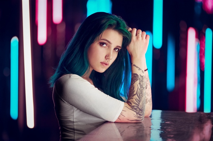 Woman with dyed hair and tattoos