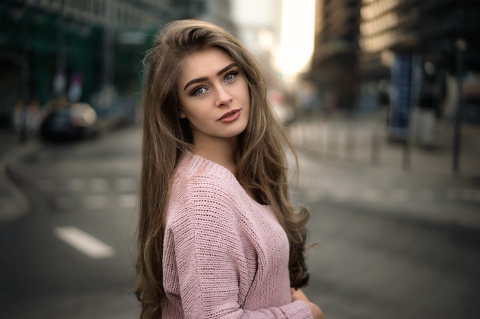 Anna from Martin Kühn, portrait, pink sweater, outdoors