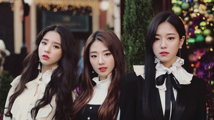 Three women from LOONA posing outdoors