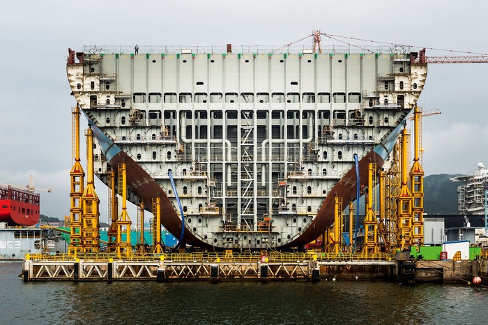 Shipyard construction of a large ship hull