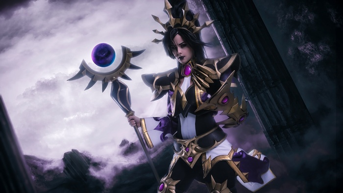 Li-Ming cosplay from Diablo III holding a staff