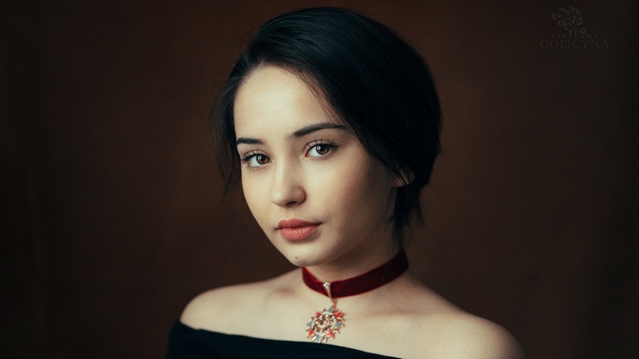 Woman with dark hair wearing a velvet choker necklace