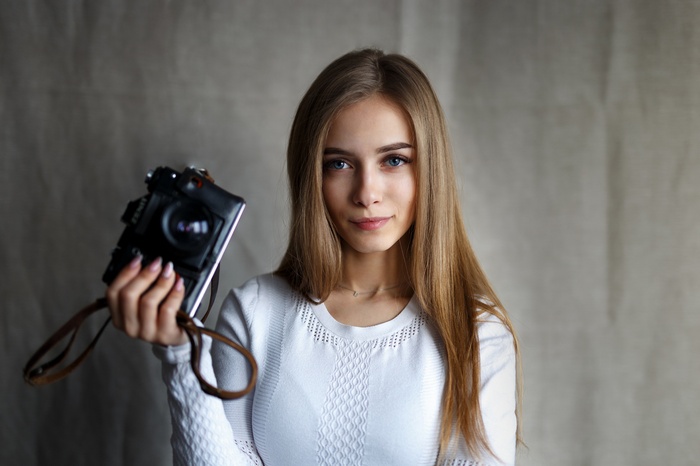 Woman with blonde hair holding a camera