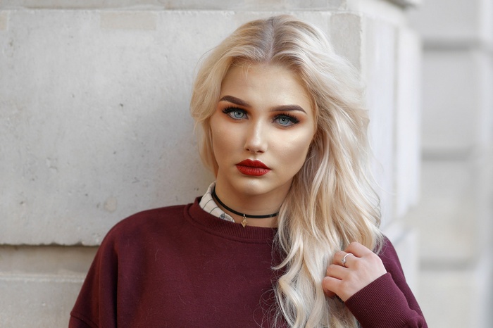 Woman with blonde hair and red lipstick