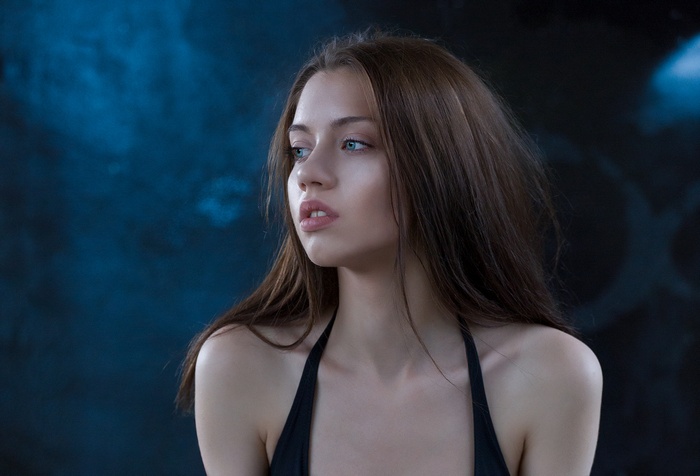 Woman with blue eyes and open mouth looking away