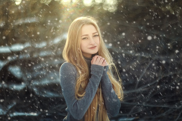 Evgenia Kari in a grey sweater in the snow