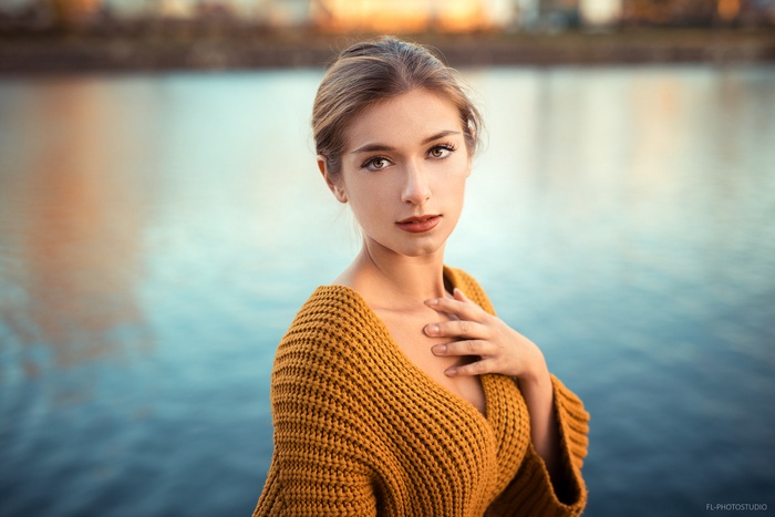 depth of field, blonde, sweater, women, portrait, river, women outdoors, red lipstick