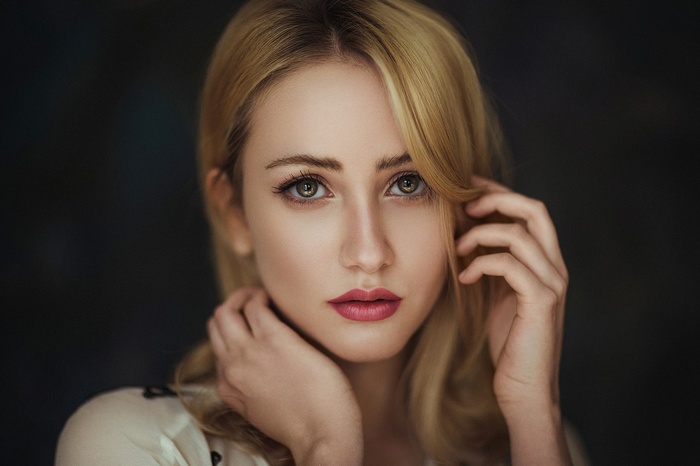 Portrait of a blonde woman with red lipstick