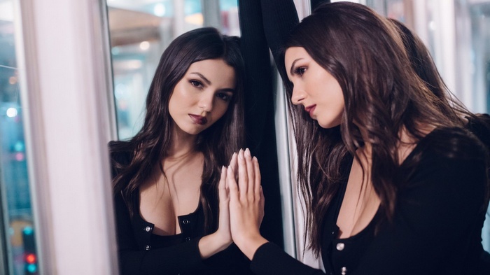 Victoria Justice in front of a mirror