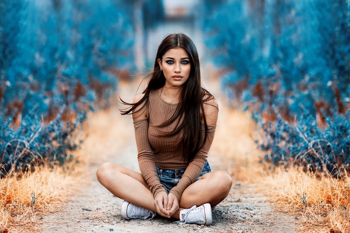 legs crossed, sitting, women, depth of field, tanned, blue eyes, sneakers, Alessandro Di Cicco, jean shorts