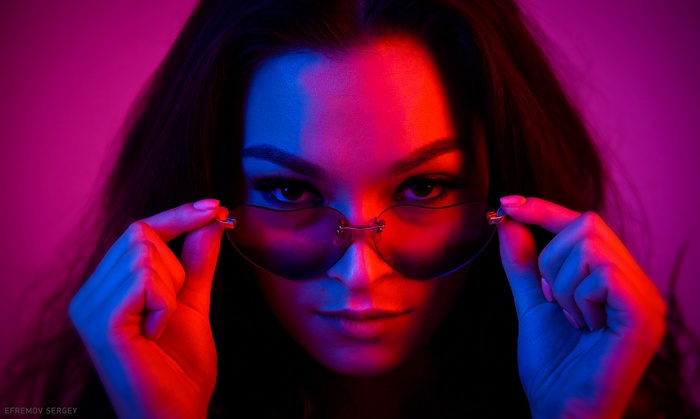 Woman with sunglasses in neon light