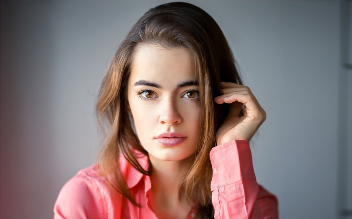 Lidia Savoderova, Russian Model, Pink Shirt