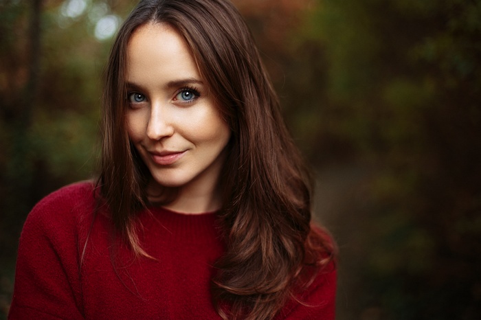 Portrait of a woman with blue eyes and brown hair