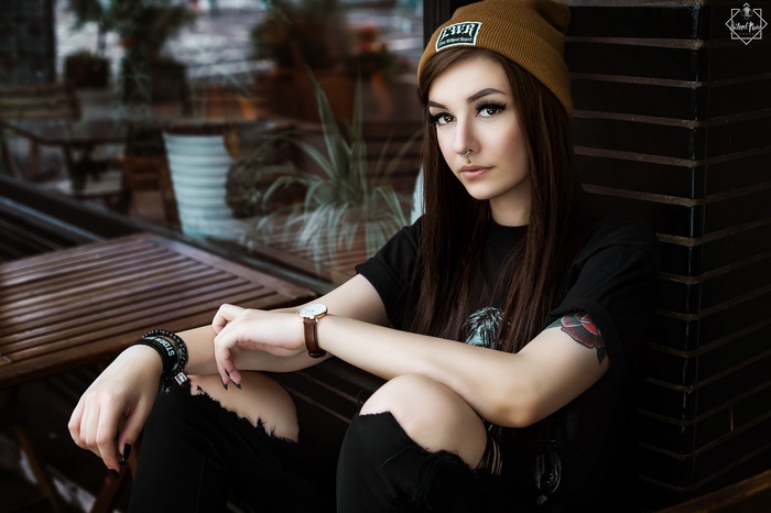 Laura Henning wearing a beanie and torn jeans