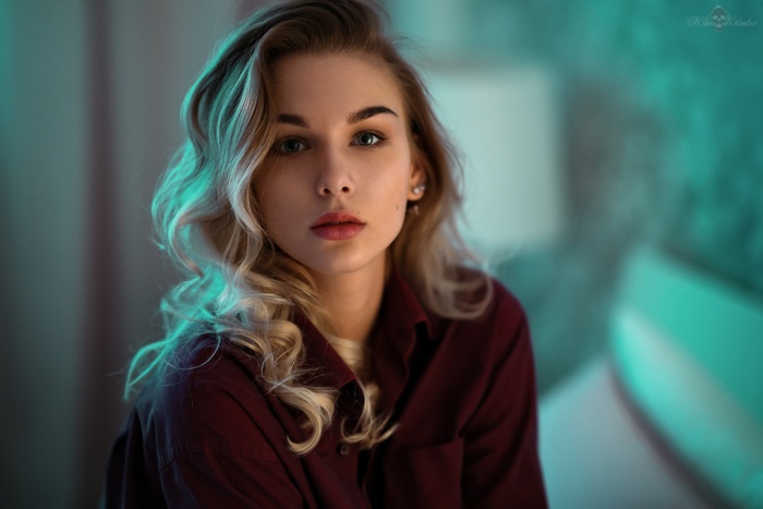 Portrait of a blonde woman with red lipstick