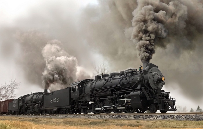Steam locomotive 3192 emitting dark smoke
