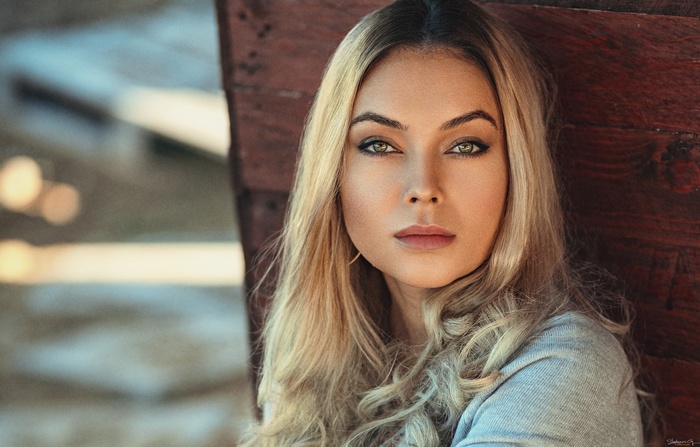 Woman with blonde hair and green eyes