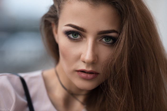 Woman with green eyes and brown hair