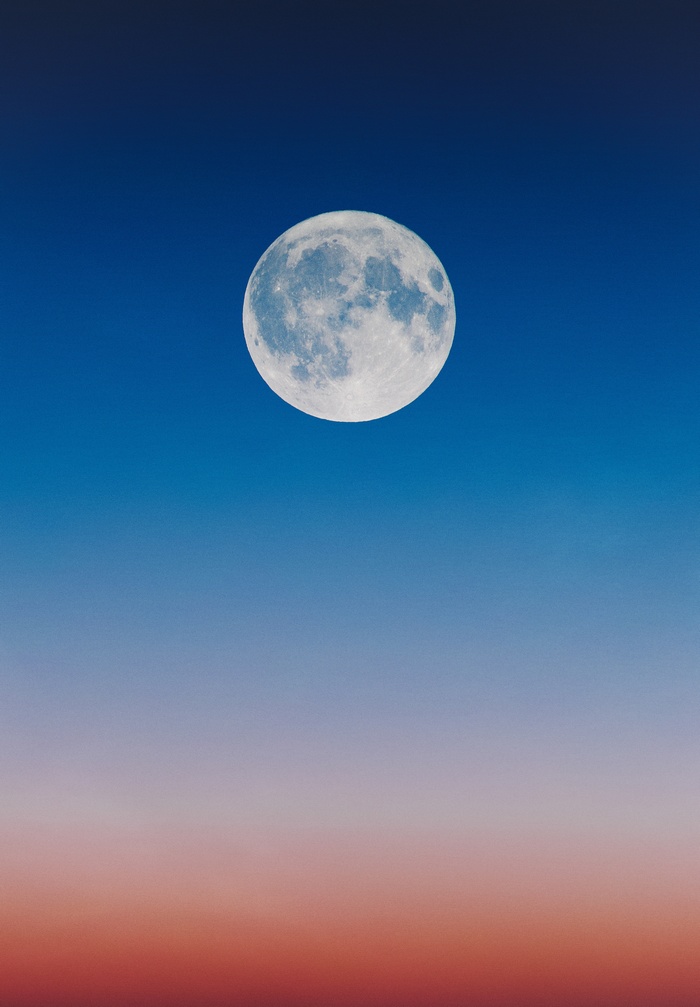 Full moon in a gradient sky