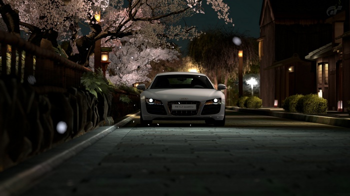 Audi R8 V8 5.2 Quattro on a Japanese street at night
