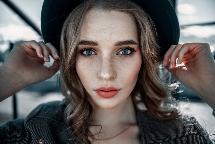Woman wearing a hat and grey coat