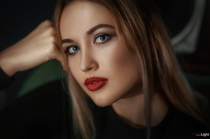 Portrait of a woman with blonde hair and red lipstick